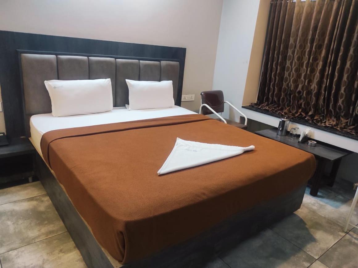 Hotel Vrindavan Deluxe โกลฮาปูร์ ภายนอก รูปภาพ
