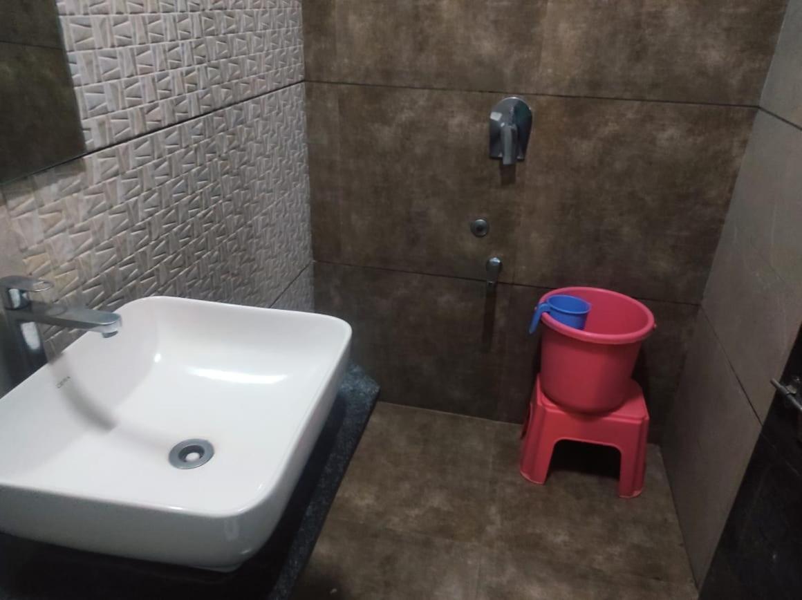 Hotel Vrindavan Deluxe โกลฮาปูร์ ภายนอก รูปภาพ